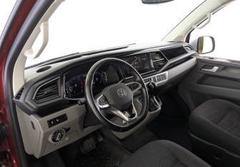Подержанный автомобиль Volkswagen Caravelle 2022 года (16 фото)
