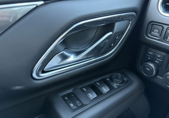 Подержанный автомобиль Chevrolet Suburban 2023 года (19 фото)