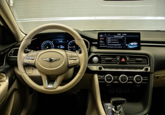 Подержанный автомобиль Genesis G70 2021 года (8 фото)