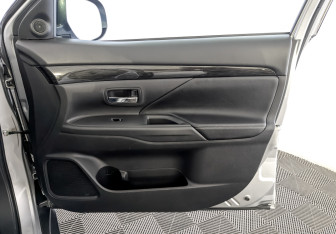 Подержанный автомобиль Mitsubishi Outlander 2017 года (25 фото)