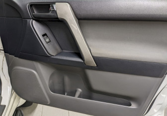 Подержанный автомобиль Toyota Land Cruiser Prado 2012 года (20 фото)