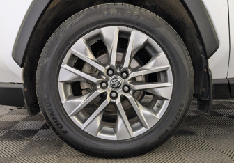 Подержанный автомобиль Toyota RAV4 2020 года (12 фото)