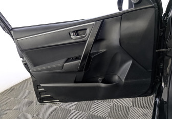 Подержанный автомобиль Toyota Corolla Sedan 2018 года (19 фото)