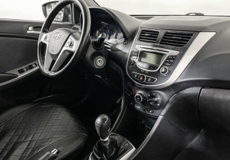 Подержанный автомобиль Hyundai Solaris Hatchback 2012 года (9 фото)