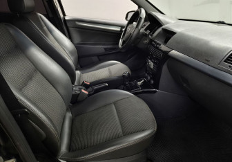 Подержанный автомобиль Opel Astra Sedan 2008 года (9 фото)