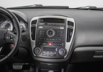 Подержанный автомобиль Kia Ceed Hatchback 2011 года (14 фото)