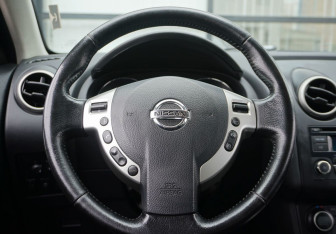 Подержанный автомобиль Nissan Qashqai 2012 года (14 фото)