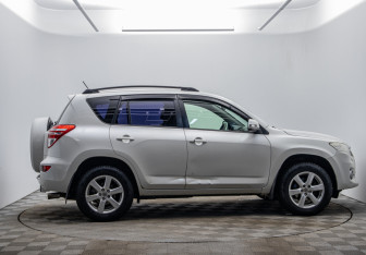 Подержанный автомобиль Toyota RAV4 2011 года (4 фото)