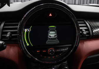 Подержанный автомобиль MINI Hatch 2016 года (21 фото)