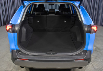 Подержанный автомобиль Toyota RAV4 2020 года (10 фото)