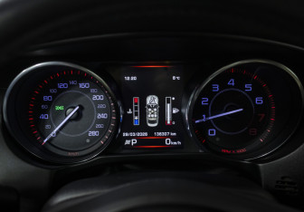 Подержанный автомобиль Jaguar XE 2015 года (11 фото)