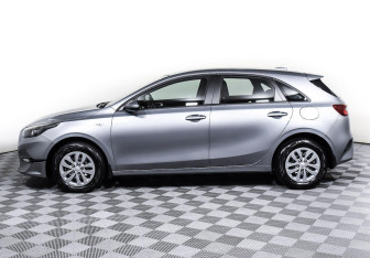 Подержанный автомобиль Kia Ceed Hatchback 2022 года (3 фото)