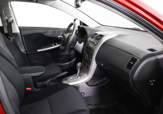 Подержанный автомобиль Toyota Corolla Sedan 2012 года (6 фото)