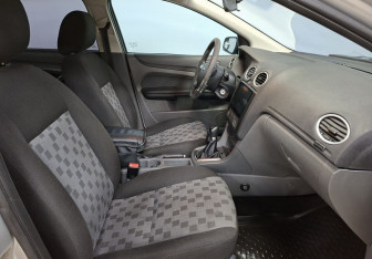 Подержанный автомобиль Ford Focus Sedan 2006 года (10 фото)