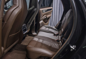 Подержанный автомобиль Porsche Cayenne 2018 года (10 фото)