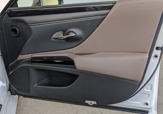 Подержанный автомобиль Lexus ES 2023 года (25 фото)