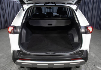 Подержанный автомобиль Toyota RAV4 2022 года (10 фото)