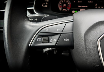 Подержанный автомобиль Audi Q7 2023 года (26 фото)