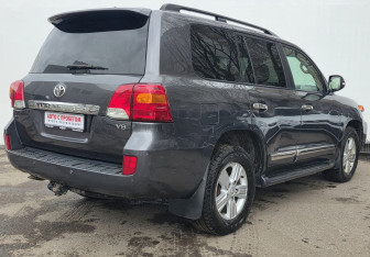 Подержанный автомобиль Toyota Land Cruiser Suv 2014 года (5 фото)