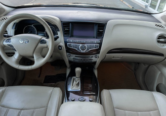 Подержанный автомобиль Infiniti JX 2013 года (12 фото)