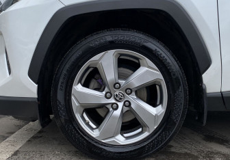 Подержанный автомобиль Toyota RAV4 2019 года (9 фото)