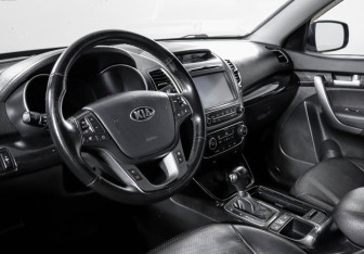 Подержанный автомобиль Kia Sorento 2016 года (14 фото)