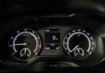 Подержанный автомобиль Skoda Karoq 2022 года (11 фото)