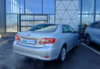 Подержанный автомобиль Toyota Corolla Sedan 2011 года (5 фото)