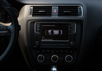 Подержанный автомобиль Volkswagen Jetta Sedan 2014 года (10 фото)