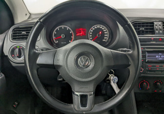 Подержанный автомобиль Volkswagen Polo Sedan 2014 года (24 фото)