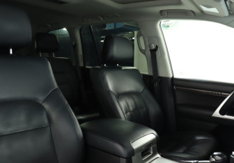 Подержанный автомобиль Toyota Land Cruiser Suv 2015 года (16 фото)