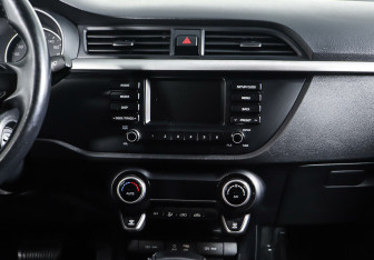 Подержанный автомобиль Kia Rio Sedan 2018 года (9 фото)