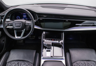 Подержанный автомобиль Audi Q8 2020 года (13 фото)