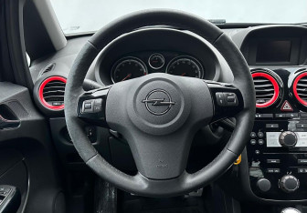 Подержанный автомобиль Opel Corsa 2011 года (12 фото)