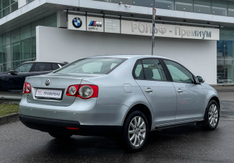 Подержанный автомобиль Volkswagen Jetta Sedan 2008 года (5 фото)