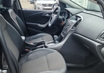 Подержанный автомобиль Opel Astra Wagon 2012 года (12 фото)