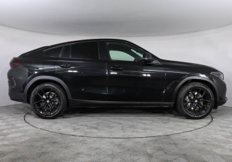 Подержанный автомобиль BMW X6 2022 года (6 фото)