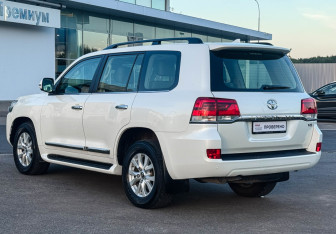 Подержанный автомобиль Toyota Land Cruiser Suv 2020 года (7 фото)