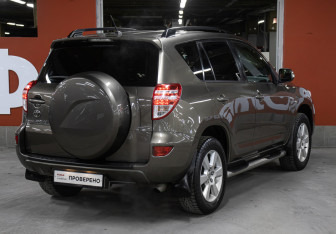 Подержанный автомобиль Toyota RAV4 2010 года (5 фото)