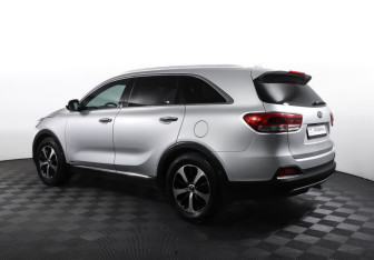Подержанный автомобиль Kia Sorento 2016 года (7 фото)