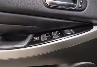 Подержанный автомобиль Mazda CX-7 2010 года (19 фото)