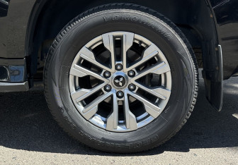 Подержанный автомобиль Mitsubishi Pajero Sport 2022 года (16 фото)