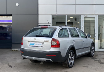 Подержанный автомобиль Skoda Octavia Wagon 2012 года (8 фото)