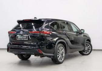 Подержанный автомобиль Toyota Highlander 2024 года (5 фото)