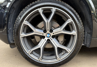 Подержанный автомобиль BMW X5 2023 года (9 фото)