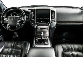 Подержанный автомобиль Toyota Land Cruiser Suv 2019 года (7 фото)