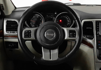 Подержанный автомобиль Jeep Grand Cherokee 2012 года (11 фото)