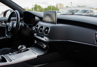 Подержанный автомобиль Kia Stinger 2019 года (10 фото)