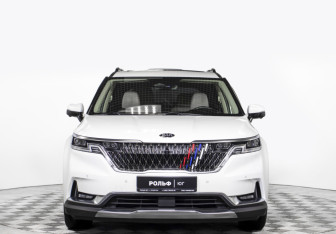 Подержанный автомобиль Kia Carnival 2020 года (2 фото)