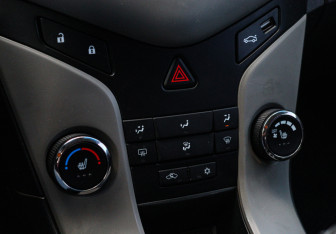 Подержанный автомобиль Chevrolet Cruze Hatchback 2012 года (15 фото)